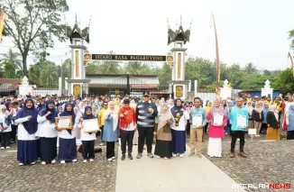 Pemkab Tanah Datar gelar apel gabungan dan gotong royong bersama untuk menyambut Ramadhan 1447 Hijriah dan Hari Peduli Sampah Nasional 2026 di Halaman Istano Basa Pagaruyung.