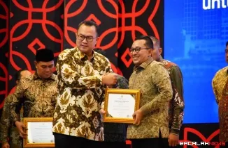 Kepala BRIN Arif Satria menyerahkan sertifikat IDSD kepada Bupati Tanah Datar Eka Putra di Jakarta.