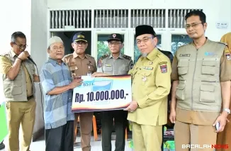 Mewakili Wali Kota Padang Fadly Amran, Wawako Maigus Nasir  menyalurkan Bantuan Sosial Tidak Terencana (BSTT) kepada korban kebakaran di Jalan Jati Adabiah No. 42 RT 01 RW 07, Kelurahan Jati, Kecamatan Padang Timur, Senin (9/2/2026).