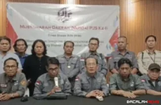 Ketum DPP PJS, Mahmud Marhaba disamping Pengurus DPD PJS Babel dan DPC PJS se Babel dalam memberikan konferensi pers, Sabtu (07/02/2026). Foto istimewa