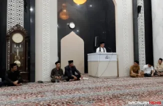 Ketua TSR XI Pemkab Tanah Datar Rektor UIN Mahmud Yunus Batusangkar Prof. Delmus Puneri Salim menyampaikan program kerja dan pembangunan Pemkab Tanah Datar dihadapan jamaah Masjid Raya Lubuak Jantan.