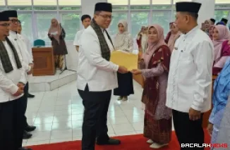Wabup Ahmad Fadly menyerahkan SK kepada 133 Kepala UPT TK Negeri, SD Negeri dan SMP Negeri, di Aula Kantor Bupati Pagaruyung.