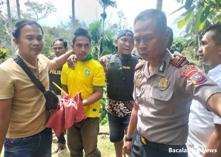 Pelaku pembunuhan seorang nenek di Palembayan memakai baju kaos kuning terlihat diamankan Polisi di Mapolsek Palembayan, Kabupaten Agam, Selasa (31/3/2026). Foto Anizur, S.H