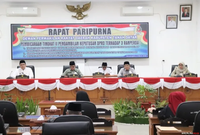 Ketua DPRD Anton Yondra memimpin rapat paripurna dewan persetujuan tiga Ranperda