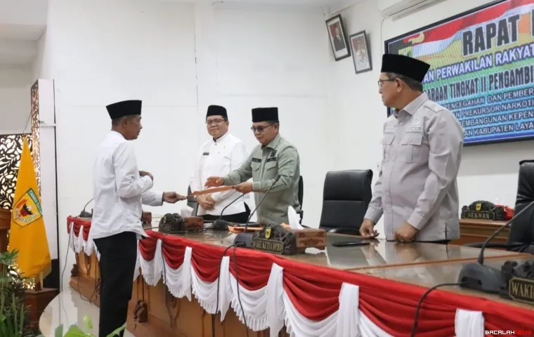 Sekwan Harfian Fikri menyerahkan rancangan persetujuan tiga Ranperda kepada Ketua DPRD Anton Yondra.