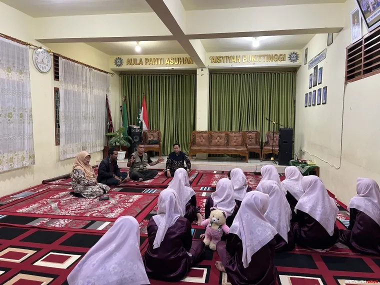 Terlihat Bendahara DPC PJS Kota Bukittinggi, Gustedria, S.H saat memberikan motivasi kepada anak-anak di Panti Asuhan Aisyiah Kota Bukittinggi, Minggu (23/3/2026). 
