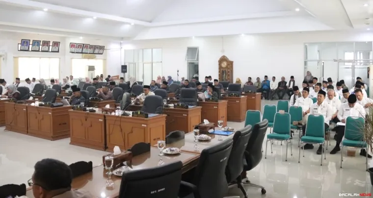 Anggota DPRD Tanah Datar mendengarkan penjelasan bupati terkait tiga Ranperda.