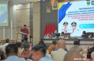 Gubernur Sumatera Barat, Mahyeldi membuka Rakor Monitoring dan Evaluasi Penggunaan Anggaran TKD antara Tim Inspektorat Jenderal Kemendagri dengan pemerintah provinsi serta kabupaten/kota se-Sumatera Barat, di auditorium gubernuran, Kamis. (humas)