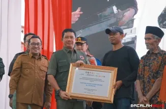Kepala BNPB Suharyanto menyerahka bantuan perbaikan rumah bencana hidrometeorologi tahap II, di Indojolito Batusangkar.