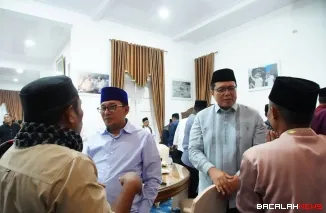 Bupati Eka Putra bersama Wabup Ahmad Fadly berbuka puasa bersama dengan Wali Nagari di Gedung Indojolito Batusangkar.