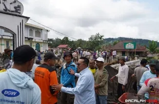Bupati Eka Putra mengapresiasi masyarakat Nagari Andaleh Baruh Bukit Sungayang yang gotong royong membangun halaman dan lahan parkir Masjid Nurul Falah.
