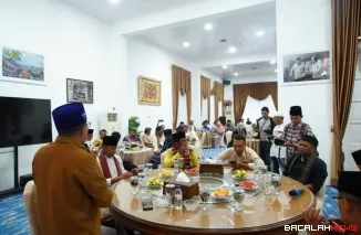 Bupati Eka Putra berbuka puasa bersama dengan mitra media yang bekerjasama dengan Pemkab di Indo Jolito Batusangkar.