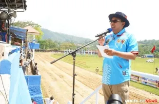 Bupati Eka Putra membuka kegiatan Pacu Kuda Wirabraja Open Race dan Tradisional 2026 di Lapangan Dang Tuanku Bukit Gombak, Batusangkar.