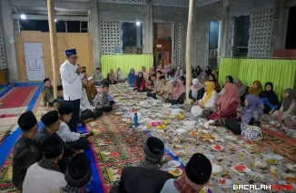Bupati Eka Putra berbuka puasa bersama dengan masyarakat dan anak yatim Masjid Nurul Iman Nagari Batu Bulek, Lintau.