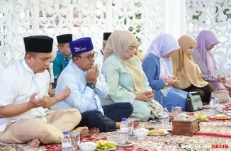 Bupati Eka Putra berbuka puasa bersama dengan pengurus dan anggota TP PKK, Posyandu, dan relawan PMI di Gazebo Indojolito.