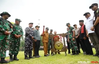 Bupati Tanah Datar Eka Putra membuka kegiatan TMMD ke-127 di Lapangan Pinang, Nagari Pagaruyung, Kecamatan Tanjung Emas.