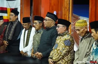Bupati Tanah Datar Eka Putra menghadiri acara doa bersama prosesi menaiki Rumah Gadang milik Wakil Menteri Tenaga Kerja Afriansyah Noor di Pagaruyung.