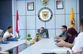 Bupati Eka Putra mengikuti Rakor Tingkat Menteri Satuan Tugas Rehab dan Rekontruksi Pascabencana secara virtual di Ruang Rapat Kantor Bupati.