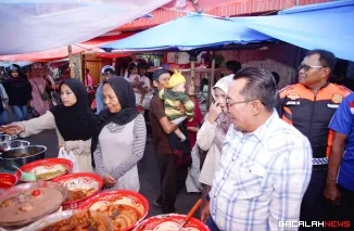 Bupati Tanah Datar Eka Putra didampingi Kepala Dinas Koperasi, Usaha Kecil Menengah dan Perdagangan (KUKMP) Masni Yuletri, meninjau Pasar Pabukoan Batusangkar.
