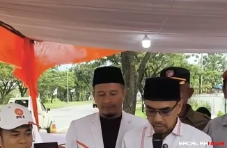 Ketua DPW PKS Sumbar, Ulyadi saat melakukan pengguntingan pita pada acara peluncuran posko mudik Lebaran Idul Fitri 1447 H, Senin (16/3/2026). Foto Istimewa