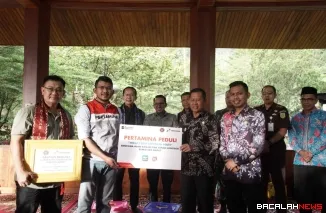Penyerahan bantuan Sembako oleh Deputi Geoekonomi DPN Yayat Ruhyat pada Bupati Tanah Datar Eka Putra di Balairung Istano Basa Pagaruyung.