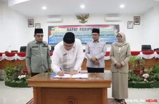 Ketua DPRD Anton Yondra didampingi Wakil Ketua Nurhamdi Zahari dan Kamrita menyaksikan Wabup Ahmad Fadly menandatangani berita acara persetujuan Tiga Ranperda jadi Perda di Aula Rapat Dewan.