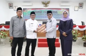 Bupati Eka Putra menyerahkan nota penjelasan tiga Ranperda kepada Ketua DPRD Anton Yondra di Gedung Dewan Pagaruyung.