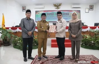 Ketua DPRD Anton Yondra didampingi Wakil Ketua Nurhamdi Zahari dan Kamrita, menyerahkan pandangan umum fraksi kepada Bupati Eka Putra di Ruang Sidang Utama DPRD.