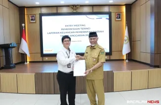 Gubernur Sumatera Barat Mahyeldi Ansharullah menyerahkan Laporan Keuangan Pemerintah Daerah unaudited Tahun Anggaran 2025 kepada Badan Pemeriksa Keuangan RI Perwakilan Sumbar