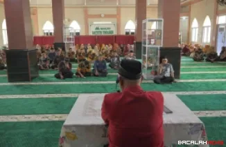 Gubernur Sumbar, Mahyeldi berikan sejumlah arahan saat menghadiri kegiatan Halal Bihalal Keluarga Besar Dinas Pendidikan yang digelar di Kantor Dinas Pendidikan Provinsi Sumbar, Kamis. (humas)