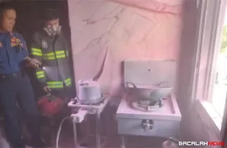 Petugas Damkar Padang saat berusaha memadamkan api yang membakar dapur restoran di Ulak Karang.