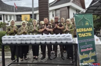 Kejari Agam Bagikan 100 Takjil ke Pengendara, Ajak Perkuat Kepedulian di Bulan Ramadan