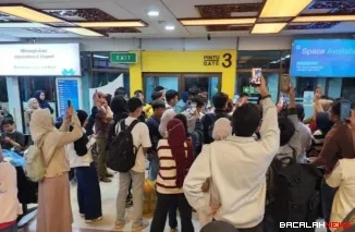 Penerbangan IU 905 rute Padang menuju Jakarta mengalami keterlambatan hingga semalaman pada Minggu (29/3/2026) akibat kendala operasional kru.