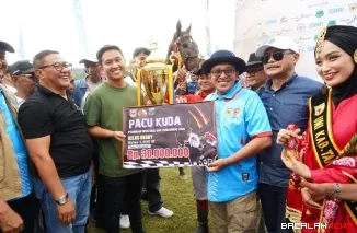 Kuda Emmera milik Ramlan Nurmantias, Wali Kota Bukittinggi, keluar sebagai juara I pada hari pertama Pacu Kuda Wirabraja di Bukit Gombak.