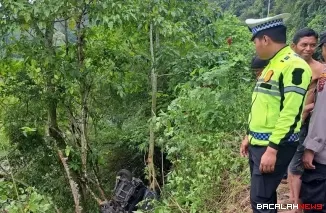 Toyota Avanza hilang kendali jatuh ke jurang sedalam 10 meter.