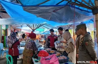 Pemkab Tanah Datar bersama pihak terkait melaksanakan Operasi Pengawasan makanan di Pasar Pabukoan Batusangkar.