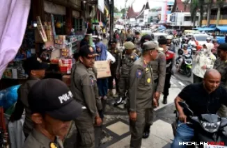Penertiban pedagang yang berjualan di sepanjang Jalan Sutoyo, Kota Batusangkar.