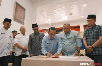 Bupati Eka Putra menerima secara simbolis 28 unit Huntara Danantara yang diserahkan Project Manager PT. Nindya Karya Syafriwal di Gedung Indojolito Batusangkar.