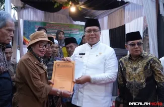 Penyerahan tanah hibah untuk sekolah rakyat diterima Wakil Bupati Ahmad Fadly dari keluarga H. Daniel Sutan Sinaro di Jorong Gantiang Ateh, Nagari Tanjung Alam.