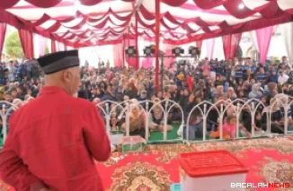 Gubernur Sumbar, Mahyeldi disambut salah seorang tuo adat usai memberikan sambutan pada kegiatan Pulang Basamo Magek Saondoh Tahun 2026 yang digelar di Nagari Magek, Kecamatan Kamang Magek, Kabupaten Agam, Kamis. (humas)
