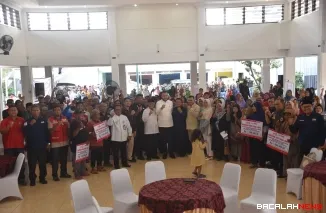 Sebanyak 314 Kepala Keluarga (KK) yang terdampak bencana hidrometeorologi di Kota Padang, menerima bantuan dari Palang Merah Indonesia (PMI), di Palanta Rumah Dinas Wali Kota Padang, Jumat (13/3/2026).
