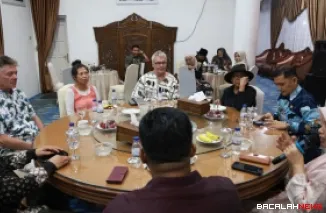 Sekda Abdurrahman Hadi menerima audiensi pelajar pertukaran Eno School Finlandia dan Yari School di Gedung Indojolito Batusangkar.