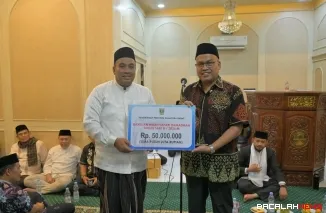 Sekdaprov menyerahkan bantuan sebesar Rp50 Juta untuk Masjid Al Faizin di Limo Kaum.