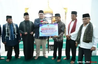 Wabup Ahmad Fadly menyerahkan bantuan sebesar Rp10 juta dan uang bantuan berbuka Rp1,8 juta dari Pemkab kepada pengurus Masjid Ashliyah Paninjauan, Kecamatan X Koto.
