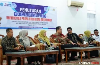 Penyerahan mahasiswa KKN dilakukan Wakil Bupati Tanah Datar Ahmad Fadly kepada Wakil Rektor Ns. Fauzi Azhra di Pagaruyung.