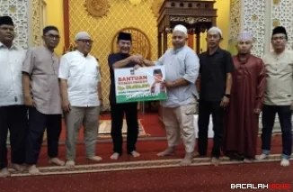Wakil Ketua DPRD Kota Padang Osman Ayub serahkan bantuan melalui anggaran pokok - pokok pikiran (Pokir) untuk Surau Papan Palinggam dan Pondok Tahfiz Masjid Raya, Kelurahan Pasa Gadang,Kecamatan Padang Selatan, Minggu (1/3/2026) sore, jelang buka puasa Ra