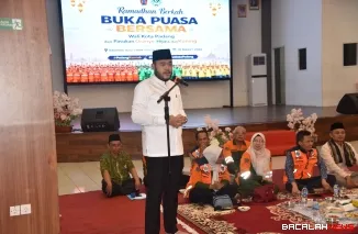 Wali Kota Padang Fadly Amran berbuka puasa bersama, petugas kebersihan dari Dinas Lingkungan Hidup (DLH) Kota Padang, Tim Reaksi Cepat (TRC) Dinas PUPR, dan Petugas Lembaga Pengelola Sampah (LPS) se-Kota Padang, di Gedung Bagindo Aziz Chan Youth Center, S