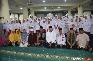 Wali Kota Padang Fadly Amran, secara resmi menutup pelaksanaan Pesantren Ramadan 1447 H di Masjid Raya Al-Munawwarah, Kelurahan Surau Gadang, Kecamatan Nanggalo, Minggu (15/3/2026).