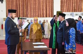 Wali Kota Padang Fadly Amran melantik dan mengambil sumpah,  jabatan empat pejabat pimpinan tinggi pratama serta 50 kepala sekolah di lingkungan Pemerintah Kota Padang.