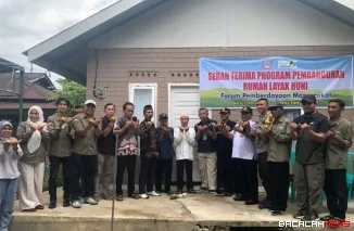 Serah Terima kunci rumah. (Dok. Humas PT Semen Padang)